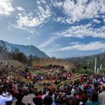 konser musik di alam terbuka