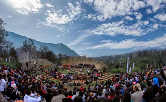 konser musik di alam terbuka