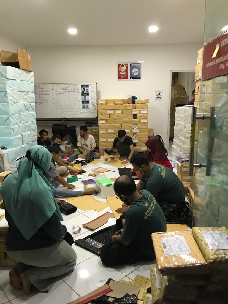 Rene Turos Indonesia dan Kesibukan packing order