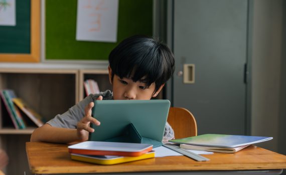 Anak Tidak Fokus Saat Sekolah Online? Coba 8 Tips Ini untuk Mengatasi Burnout