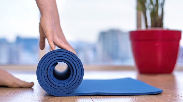 Yoga-Mat-Berbagai-Alat-Olahraga-Dari-Rumah