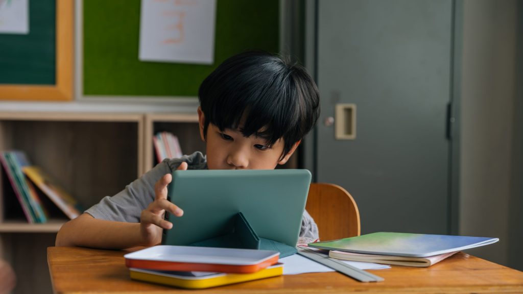 Anak Tidak Fokus Saat Sekolah Online? Coba 8 Tips Ini untuk Mengatasi Burnout